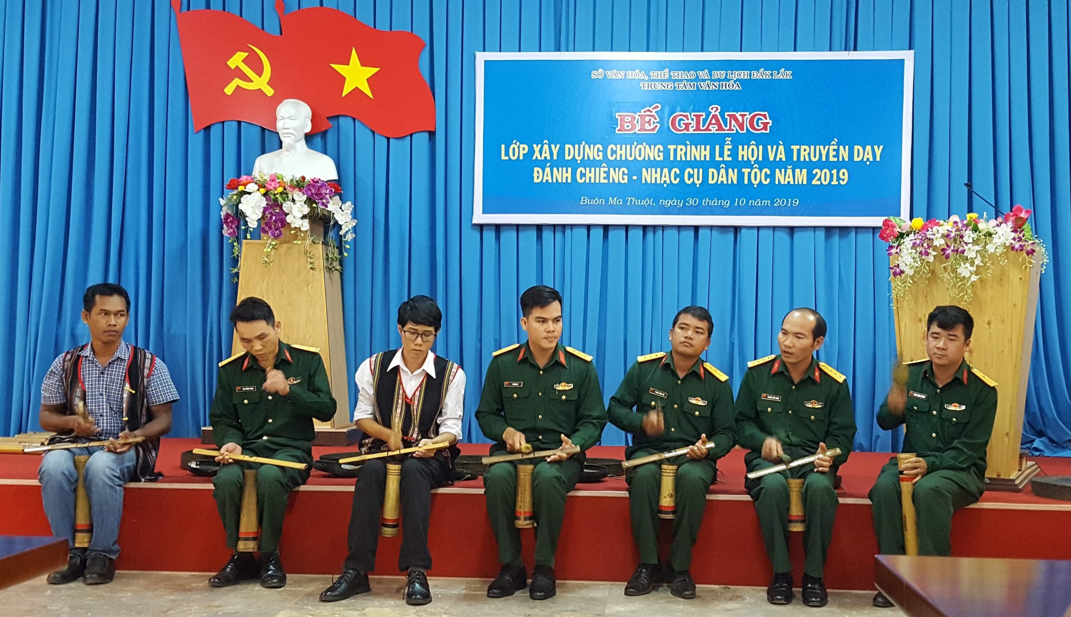 Bế giảng Lớp Xây dựng chương trình lễ hội và Truyền dạy đánh chiêng - nhạc cụ dân tộc năm 2019